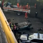 Cae auto desde puente en Ecatepec tras choque múltiple