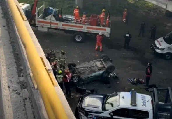 Cae auto desde puente en Ecatepec tras choque múltiple