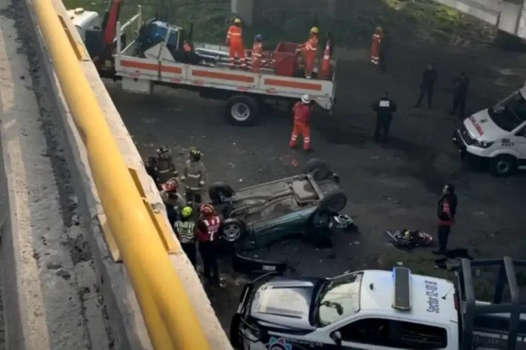 Cae auto desde puente en Ecatepec tras choque múltiple