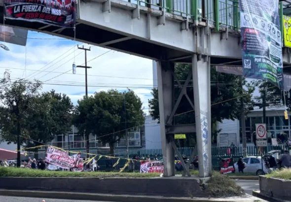 Continúa bloqueo en Paseo Tollocan; empleados del IMSS prevén protestar hasta el miércoles