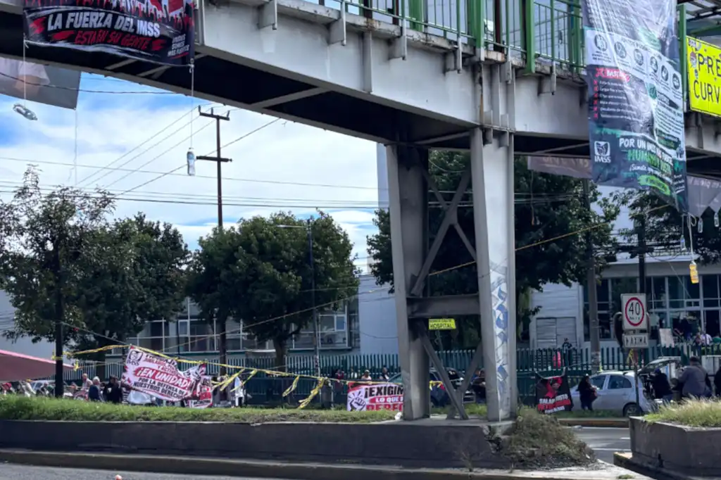Continúa bloqueo en Paseo Tollocan; empleados del IMSS prevén protestar hasta el miércoles