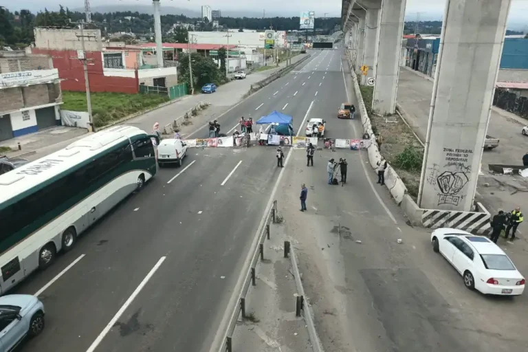 Bloqueo en la México-Toluca cumple casi 24 horas